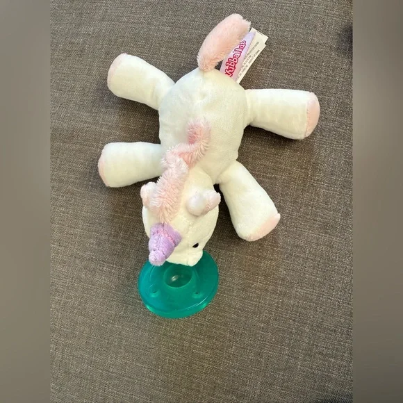 3 wubbanub pacifiers not used - Picture 2 of 8